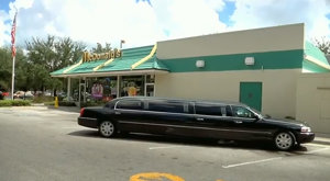 La limusina espera a Jackie a la salida del McDonalds