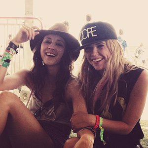 TROIAN BELLISARIO Y ASHLEY BENSON