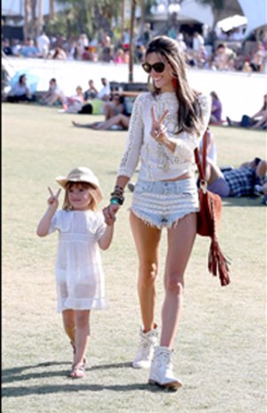 TWITTER COACHELLA: ALESSANDRA AMBROSSIO Y SU HIJA