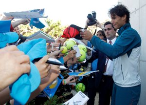 Rafa Nadal firmando autógrafos