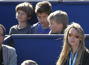Miguel Urdangarín con sus amigos y delante de él, María Isabel Nadal, hermana del tenista