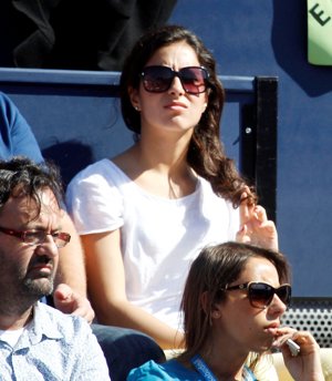 Xisca luciendo una camisa básica blanca a causa del calor