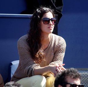 La novia del tenista, lucía un fantástico jersey beige calado