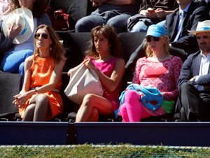 La diseñadora Agatha Ruiz de la Prada, con unas amigas