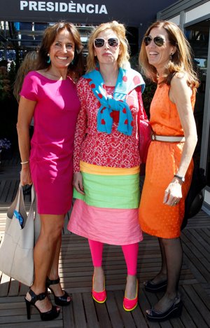 Agatha Ruiz de la Prada, luciendo uno de sus modelitos, en esta ocasión con colores flúor