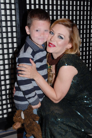 Evangelina Anderson junto a su hijo Bastian