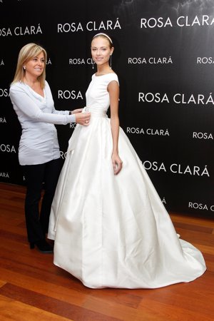 EP DAVID OLLER: Dasha Kapustina y Rosa Clará durante el fitting