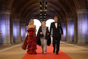 La Reina llegando al Museo Nacional de Amsterdam