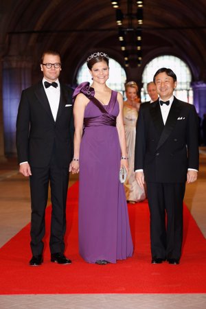 Victoria y Daniel de Suecia con Naruhito que fue sin su esposa Massako