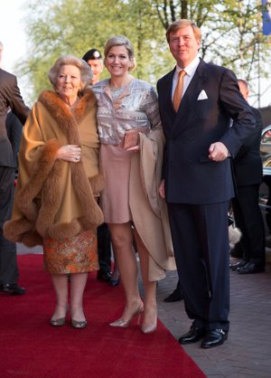 Los nuevos Reyes de Holanda posando con la Princesa Beatriz