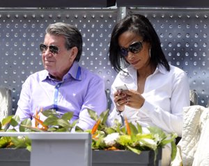 Manolo Santana con su prometida Claudia