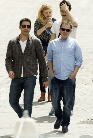 Miguel Ángel Silvestre junto a Miriam Giovanelli y otros compañeros