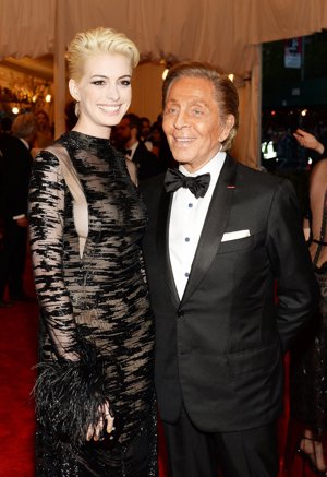 Anne Hathaway junto al diseñador de su vestido Valentino
