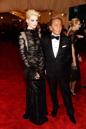 Anne Hathaway junto a Valentino