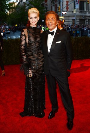 Anne Hathaway junto a Valentino