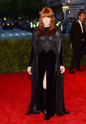 Florence Welch ha optado por enfundarse en un  vestido de terciopelo negro con flecos de Givenchy Haute Couture