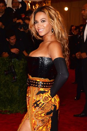 Beyoncé ha lucido una falda muy barroca y exclusiva creación de Givenchy