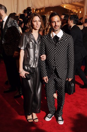 Sofía Coppola y el diseñador Marc Jacobs, que ha lucido un traje chaqueta muy peculiar