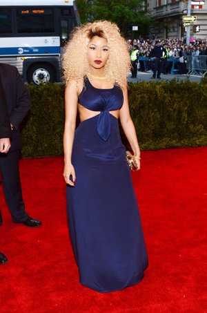 Nicki Minaj ha optado por un vestido largo azul metalizado con aperturas a los lados