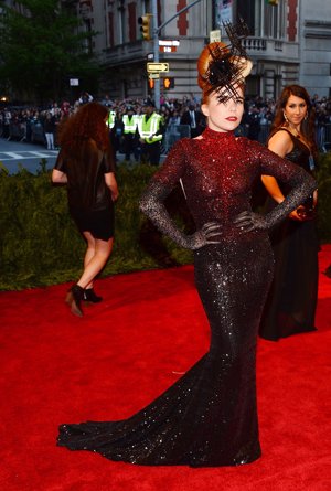 Paloma Faith ha lucido un look muy rockero recordando un poco a los vestidos de Lady Gaga