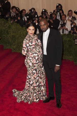 Kim Kardashian de Givenchy acudió junto a  y Kanye West