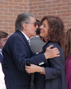 Jaime Ostos saludando a Ana Botella