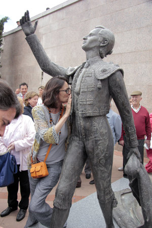 Paola Dominguín junto a la estatua de su padre