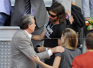 Javier Hidalgo saludando a Manolo Santana