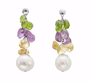 Yanes Young: Pendientes de perlas y piedras