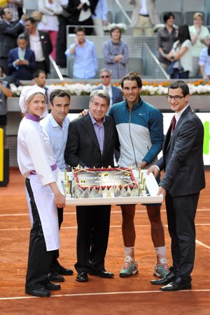 Manolo Santana recibiendo junto a Rafa Nadal, su tarta de cumpleaños