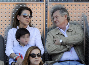 María Dolores de Cospedal junto a su marido, Ignacio López del Hierro, y su hijo Ricardo