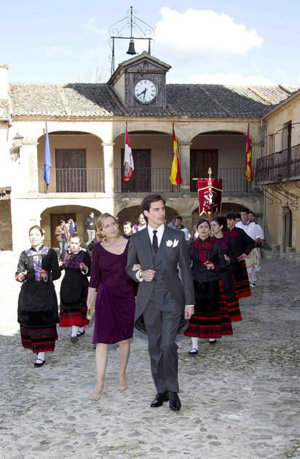 EP: El novio llegando a la iglesia de Pedraza del brazo de su madre