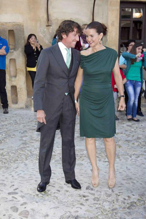 EP: Samantha y Colate a la puerta de la iglesia mostrándose muy cómplices