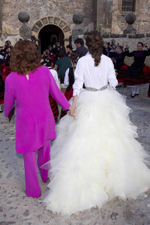 EP: Mafalda entró a la iglesia de la mano de su madre Sabine Déroulède