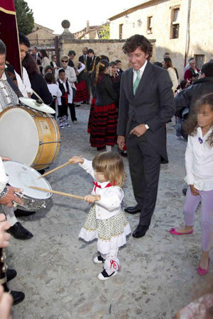 EP: Colate mira embelesado como su hijo Andrea Nicolás toca el tambor