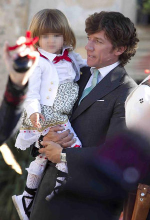 EP: Colate feliz con su hijo en la boda de su hermana Mafalda en Pedraza, Segovia