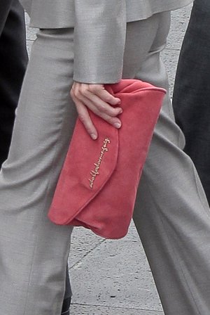 EUROPA PRESS: La Princesa Letizia con un bolso coral de Adolfo Dominguez a juego con la blusa