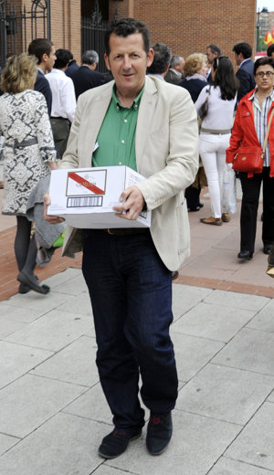 Carlos García Hirschfeld con lo que parece una caja de champagne