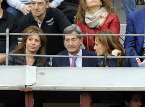 Nuria y Yolanda González, acompañadas por Alfonso Cortina, marido de su íntima amiga Miriam Lapique