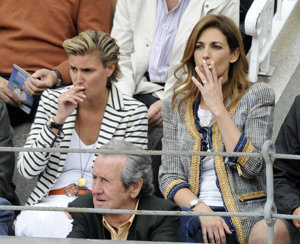 Mariló Montero acompañada de María Zurita, que demostraron llevarse a las mil maravillas y no dudaron en fumarse algún que otro cigarrillo