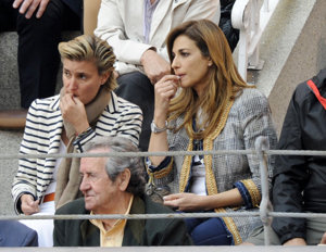 Mariló Montero y María Zurita con uno de los aperitivos más apetecibles para pasar las tardes, las pipas