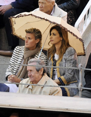 Mariló Montero y María Zurita debajo de un paraguas por la lluvia