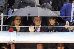 Nuria y Yolanda González junto a Alfonso Cortina debajo de un paraguas