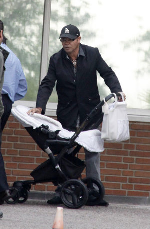 Eduardo Cruz con un carrito para su pequeña Salma