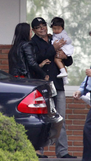 Eduardo Cruz con la pequeña Salma