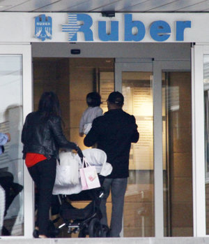 Eduardo Cruz y su familia entrando en el hospital