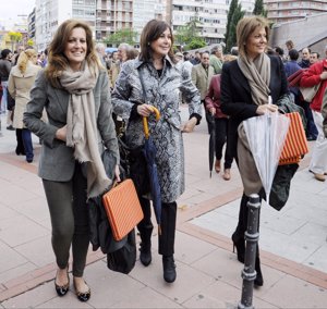 Carmen Martínez Bordiú acompañada de sus amigas Nuria González y su hermana Yolanda.