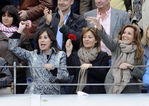 Carmen Martínez Bordiú acompañada de sus amigas Nuria González y su hermana Yolanda.