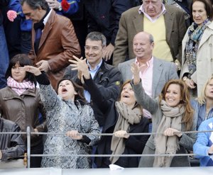 Carmen Martínez Bordiú acompañada de sus amigas Nuria González y su hermana Yolanda.