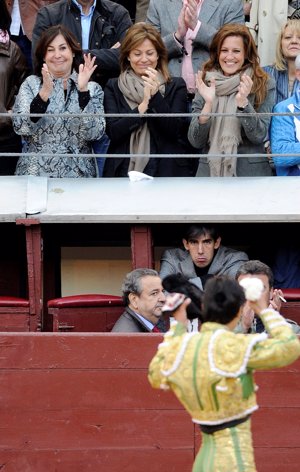 Carmen Martínez Bordiú acompañada de sus amigas Nuria González y su hermana Yolanda.
Y el guiño hecho por la nieta de Franco al diestro Miguel Ángel Perera